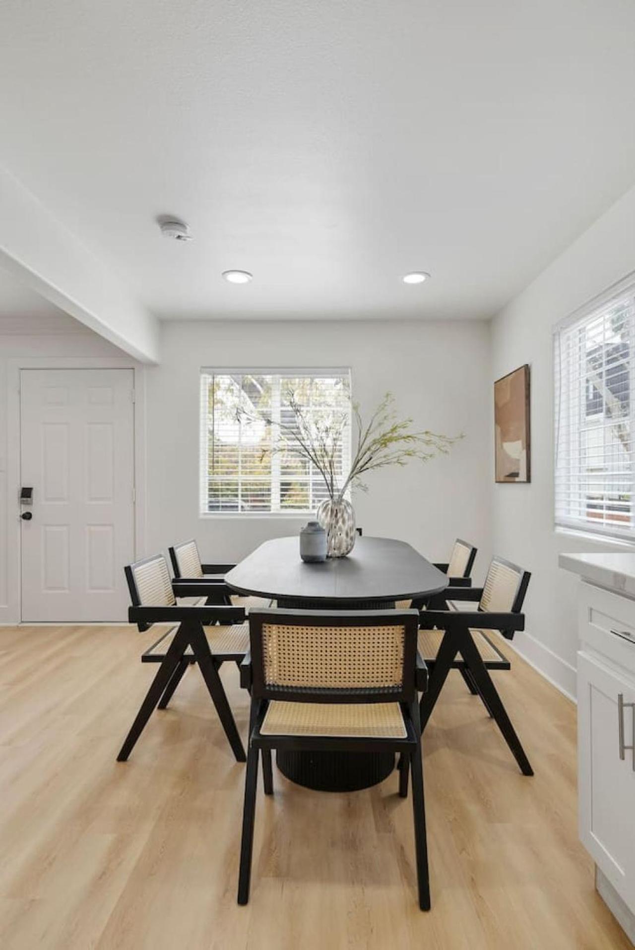 Modern Elegance- Big Group - Games - Sleeps 10 Holiday home Los Angeles