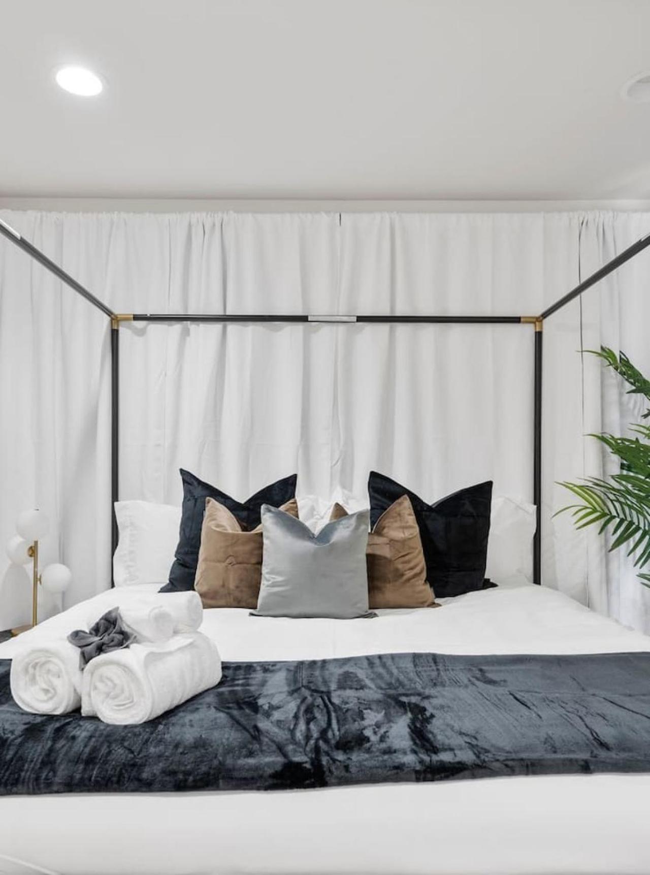 Holiday home Modern Elegance- Big Group - Games - Sleeps 10 Los Angeles
