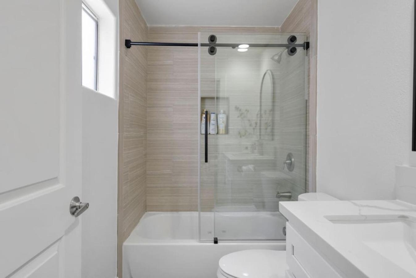 Modern Elegance- Big Group - Games - Sleeps 10 *