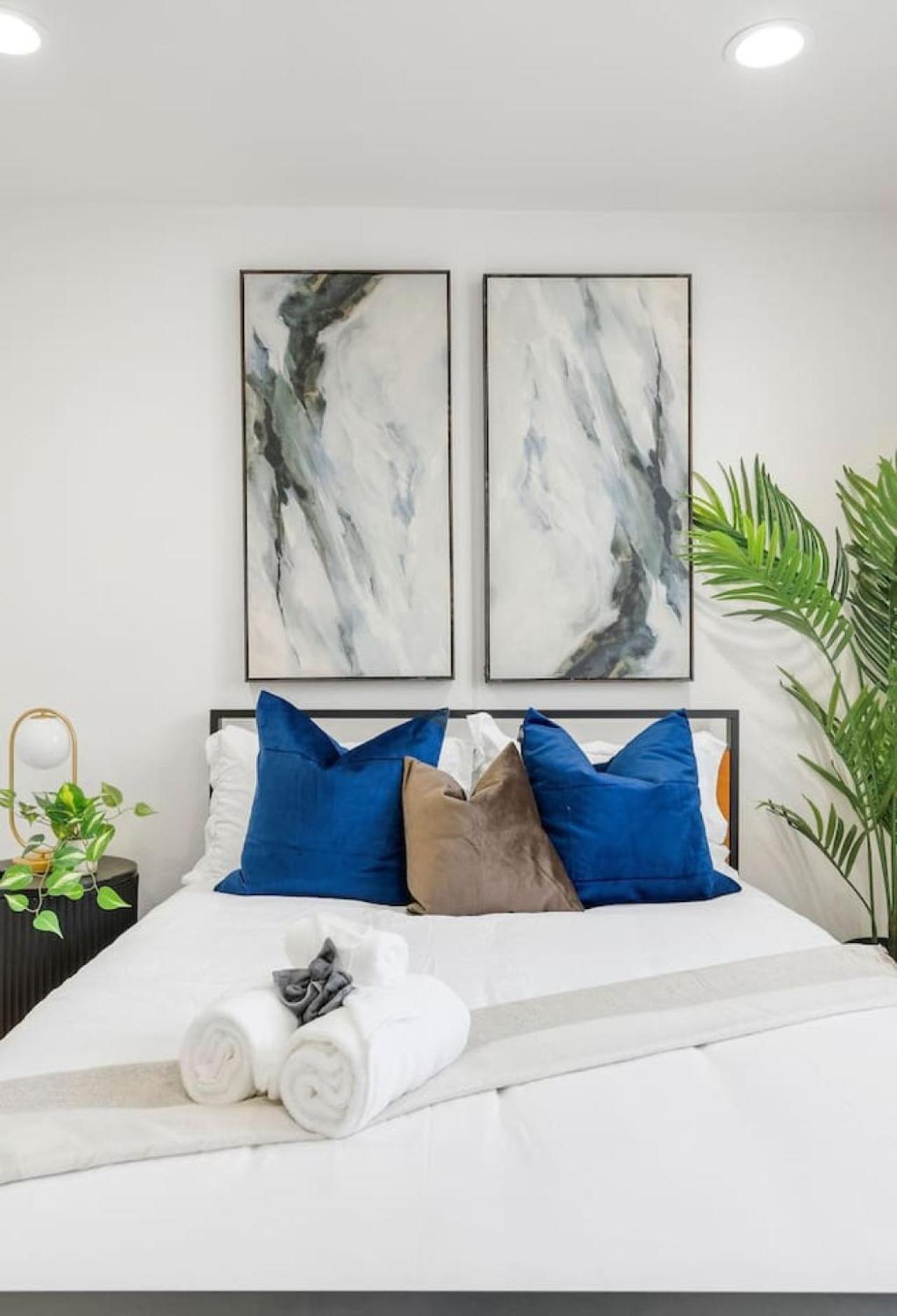 Modern Elegance- Big Group - Games - Sleeps 10