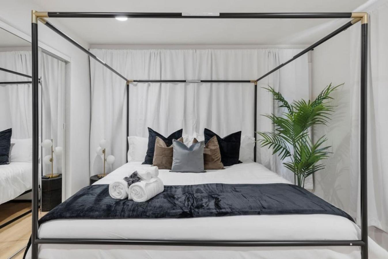 Modern Elegance- Big Group - Games - Sleeps 10 * Los Angeles