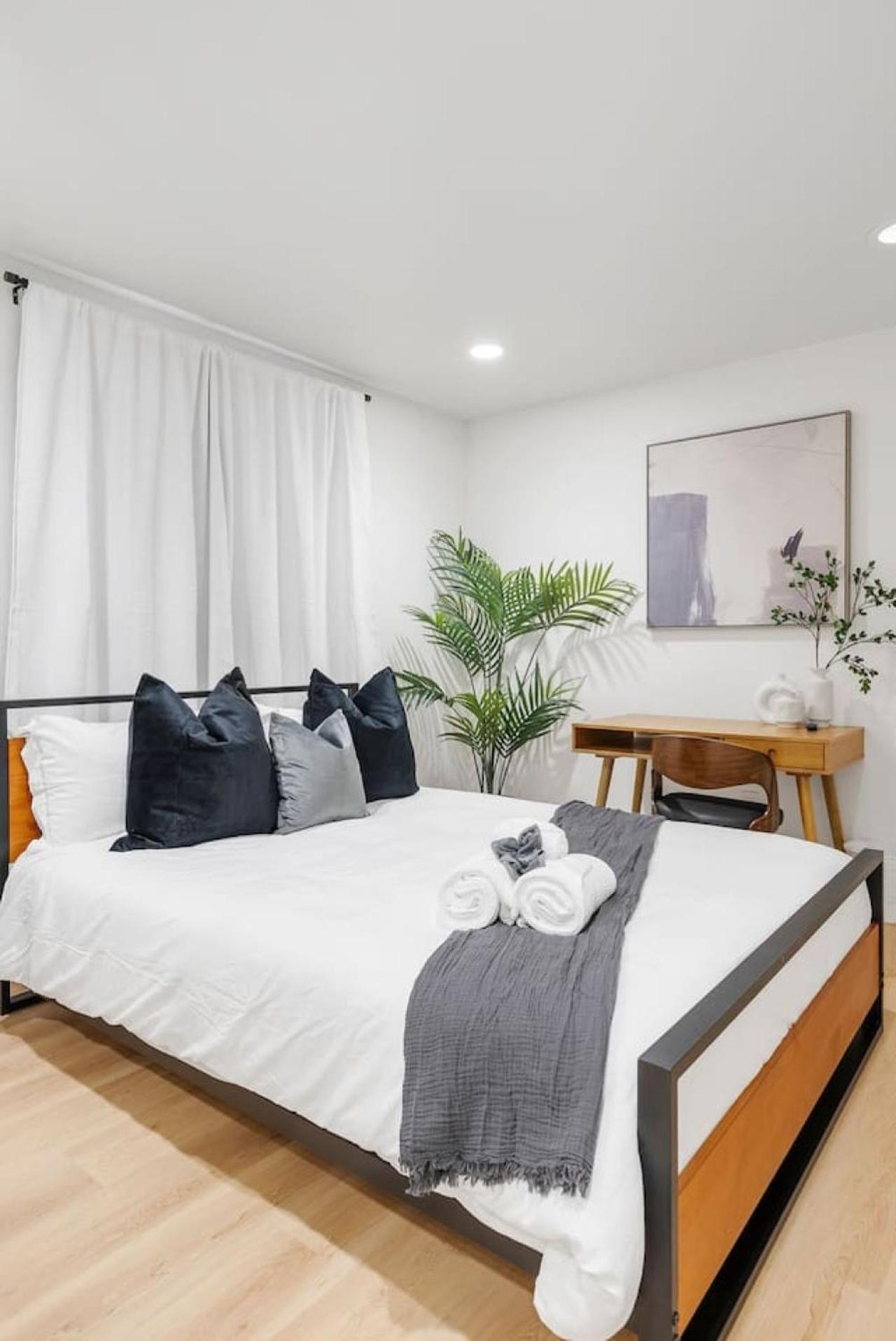 Modern Elegance- Big Group - Games - Sleeps 10 Holiday home Los Angeles