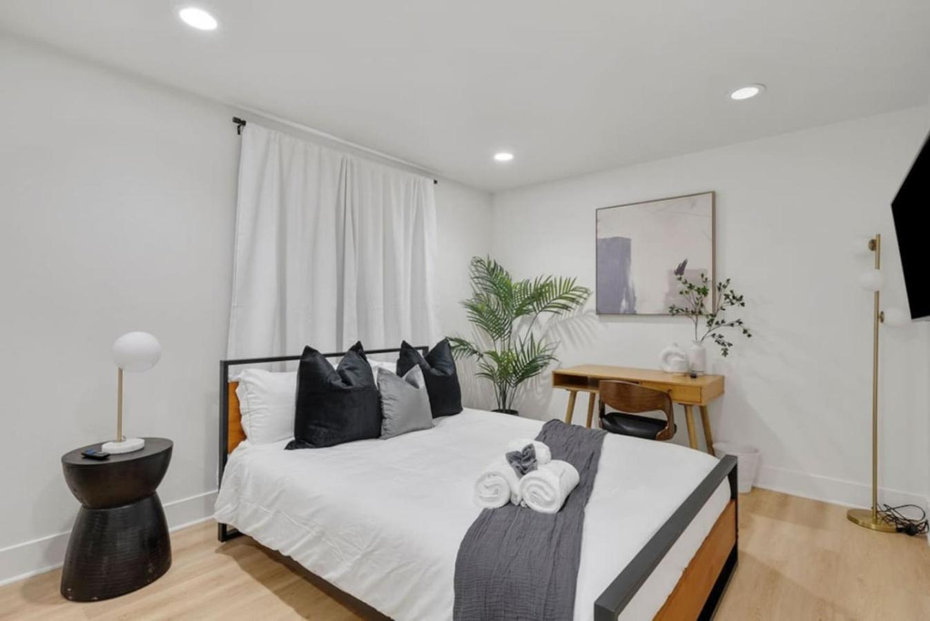 Modern Elegance- Big Group - Games - Sleeps 10 Los Angeles