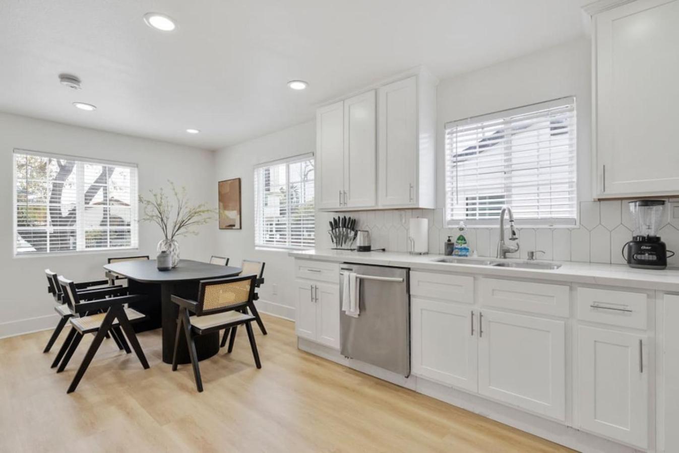 Modern Elegance- Big Group - Games - Sleeps 10