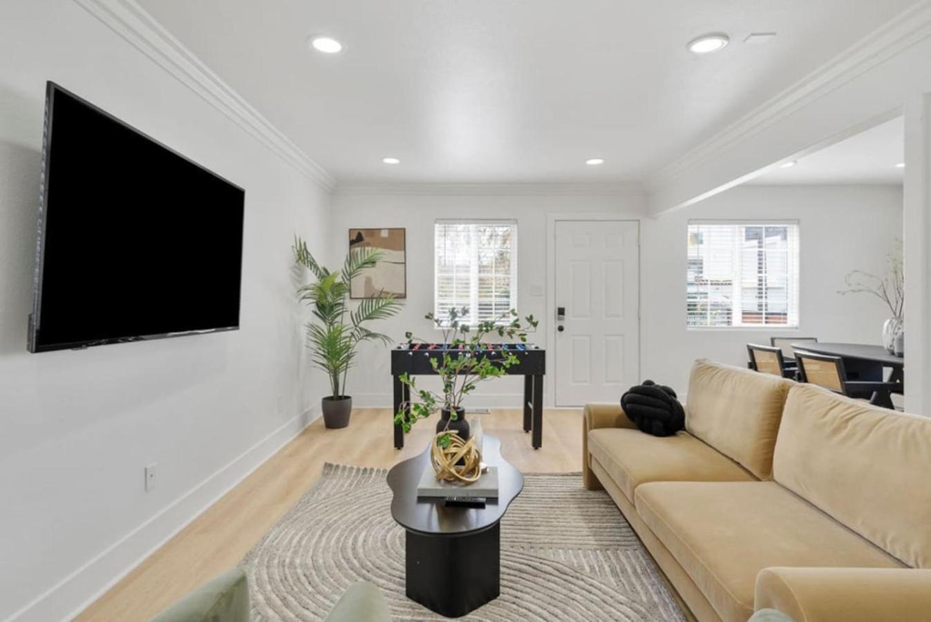 Modern Elegance- Big Group - Games - Sleeps 10